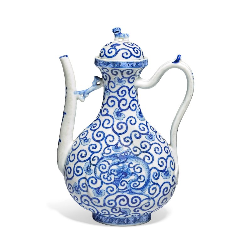 十九/二十世紀 青花花卉螭龍紋執壺 | A BLUE AND WHITE EWER AND COVER - 图1