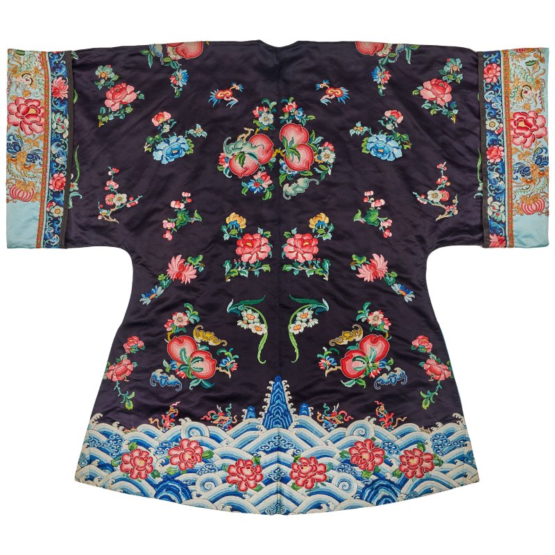 十九世紀 石青地緞綉花卉紋褂 | A MIDNIGHT BLUE GROUND SILK EMBROIDERED LADY'S ROBE, GUA