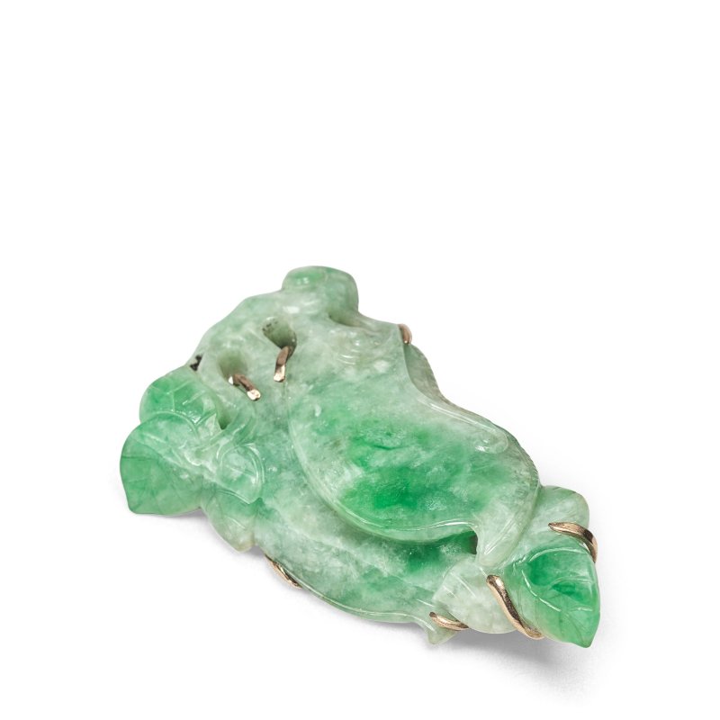 翡翠雕豆莢墜 | AN APPLE GREEN JADEITE 'BEAN POD' PENDANT - 图2
