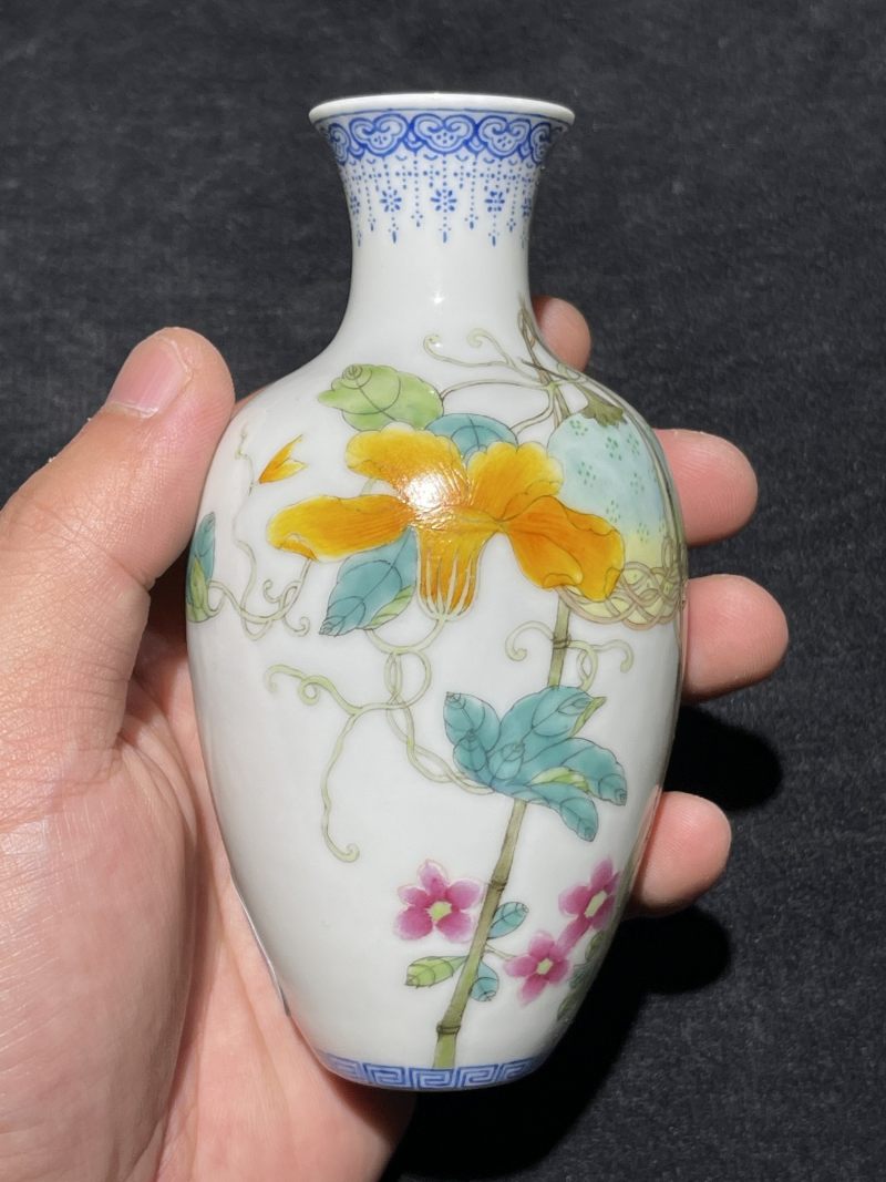 民国 珐琅彩花卉纹瓶一对 - 图3