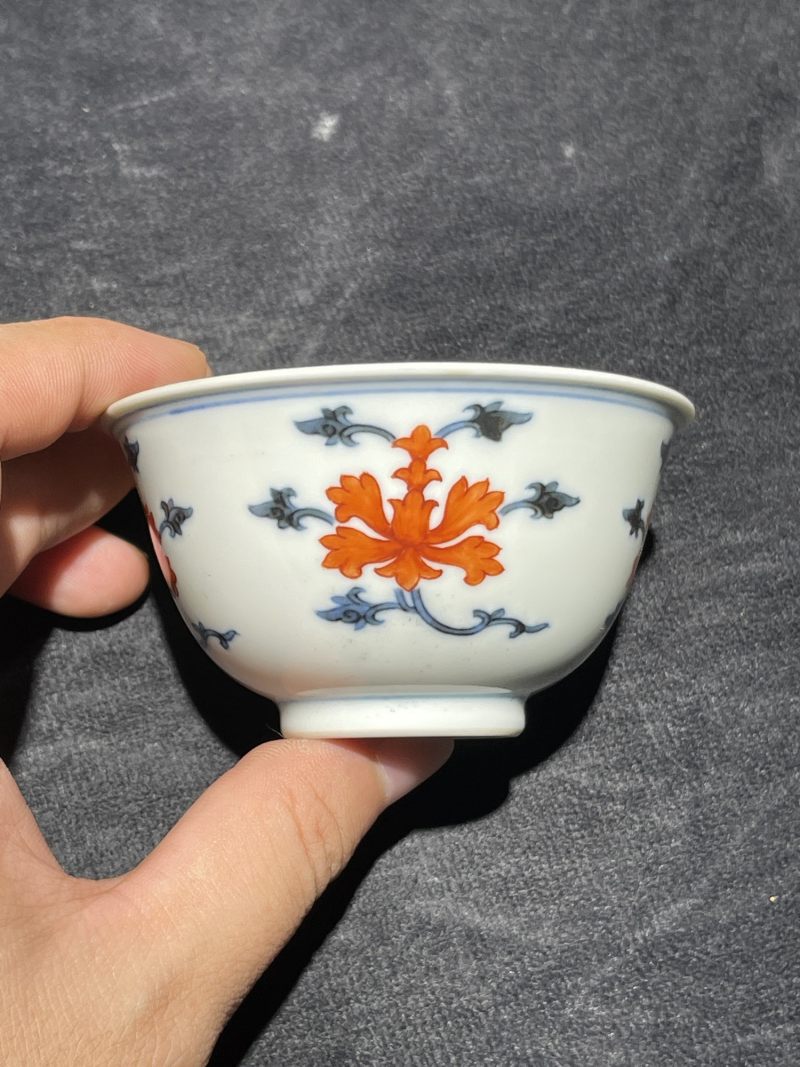 清道光 青花矾红宝相花纹杯 - 图2