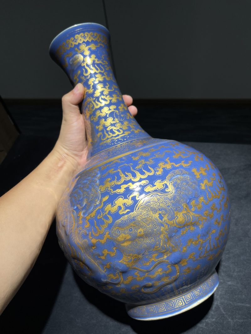 清光绪 祭蓝描金浮雕狮子绣球纹赏瓶 - 图4
