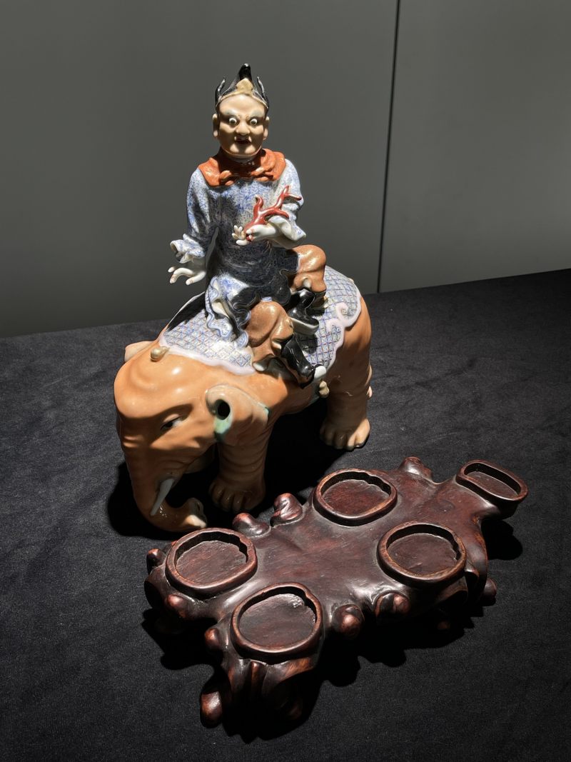 清中期 粉彩胡人献宝太平有象一对 - 图15