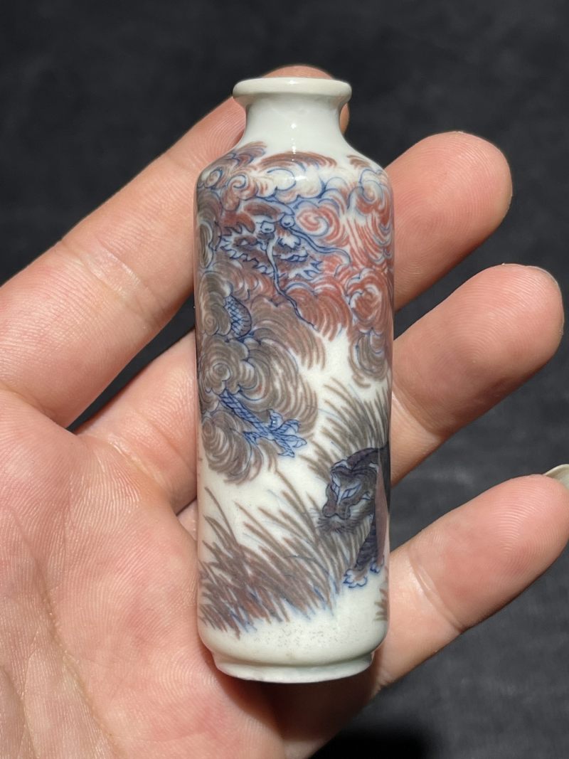 清乾隆 青花釉里红风云际会纹鼻烟壶 - 图2