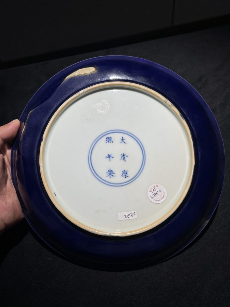 清康熙 茄皮紫釉暗刻龙纹盘 - 图3