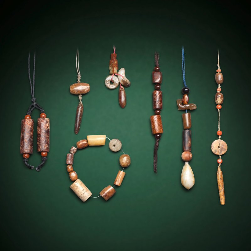 新石器時代及其後 各式玉飾一組 | A GROUP OF VARIOUS JADE BEADS - 图1
