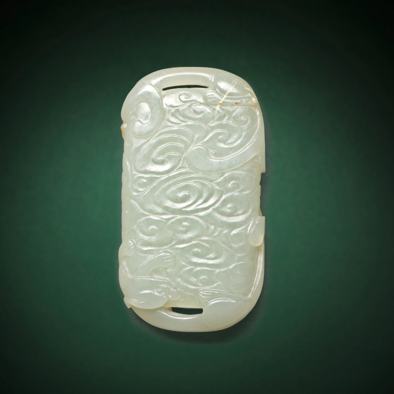 十八/十九世紀 青玉螭龍云紋佩 | A VERY PALE GREEN JADE 'CHILONG AND CLOUDS' PENDANT - 图2