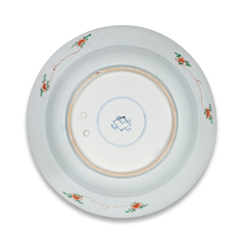 清康熙 灑藍地描金開光五彩携琴訪友圖盤一對 | A PAIR OF LARGE POWDER-BLUE-GROUND FAMILLE VERTE FIGURAL DISHES - 图9