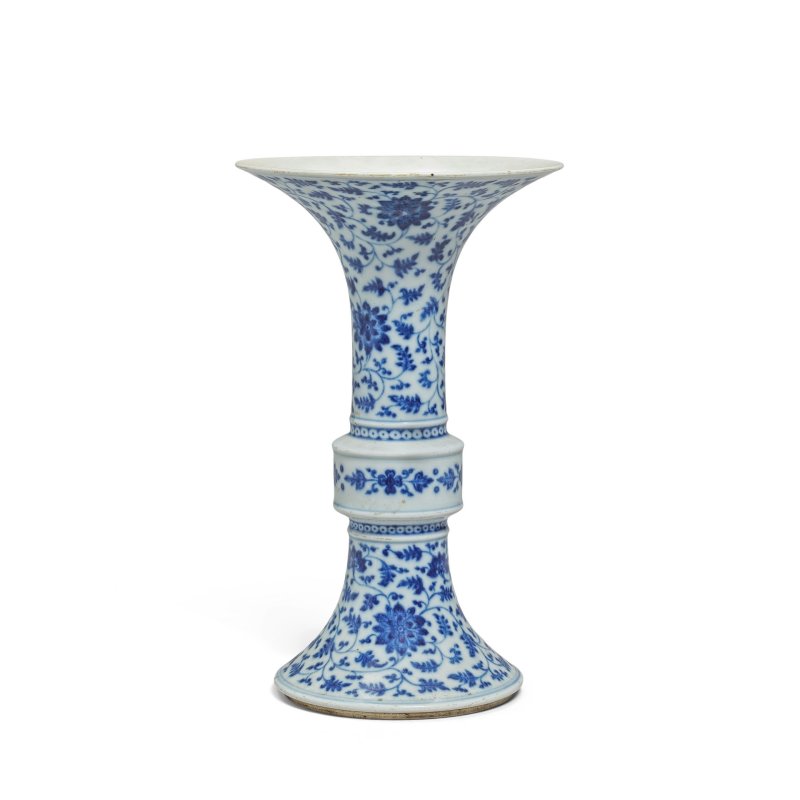 十八世紀 青花花卉紋觚 | A BLUE AND WHITE BEAKER VASE, GU - 图1