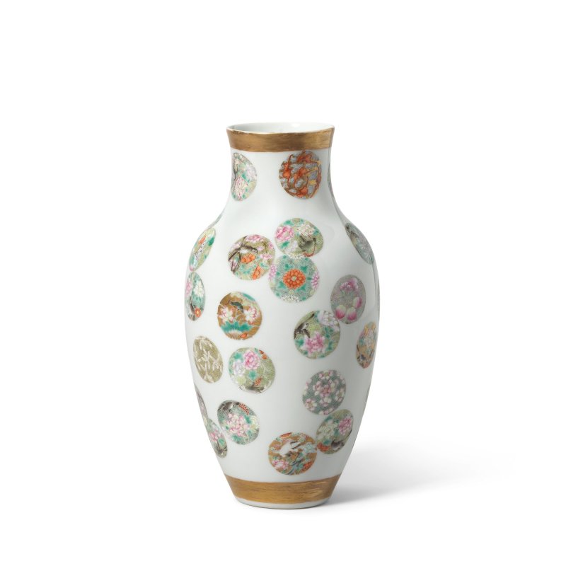 或民國 粉彩皮球花紋瓶 | A FAMILLE ROSE 'MEDALLION' VASE - 图2