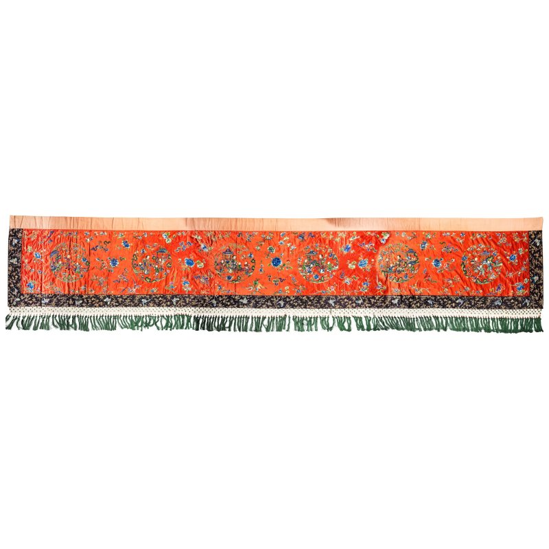 十九世紀 紅地緞綉人物園景圖桌帷 | A FINE AND LARGE RED-GROUND EMBROIDERED TABLE FRONTAL