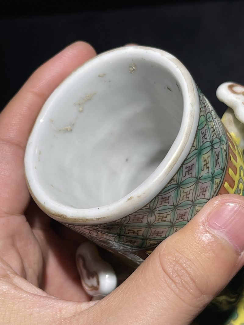 清晚期 黄地粉彩开光耕织图抱月瓶 - 图11