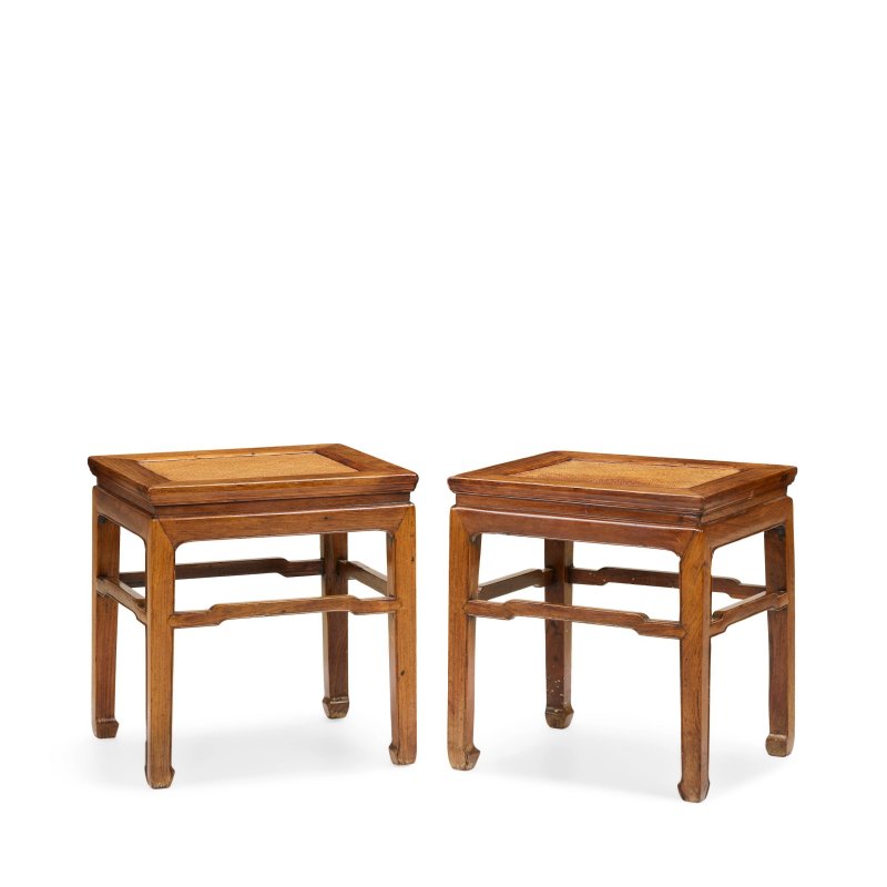 十七/十八世紀 黃花梨有束腰羅鍋棖馬蹄足長方凳一對 | A PAIR OF HUANGHUALI CORNER-LEG STOOLS, FANGDENG - 图5