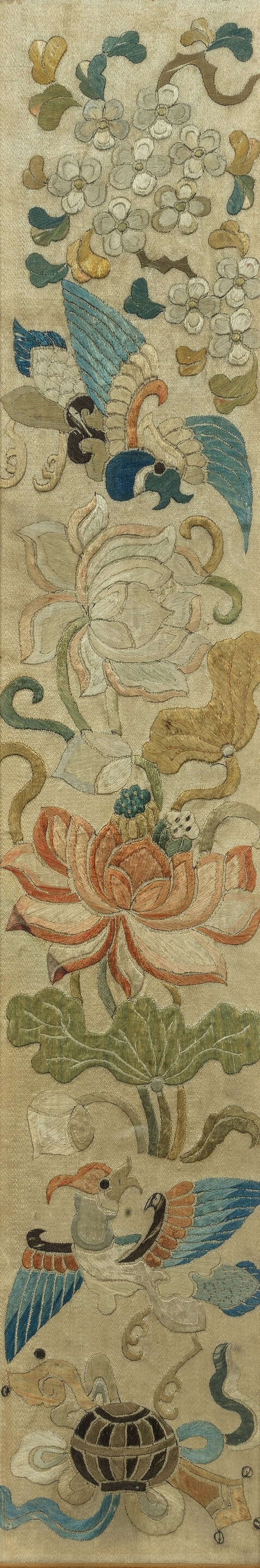 十九世紀 緞綉屏一組 | A GROUP OF EMBROIDERED PANELS AND SLEEVE BANDS - 图4