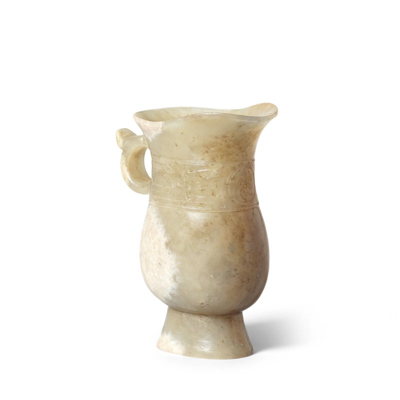 明 青白玉仿古夔龍紋鋬耳觯式杯 | AN ARCHAISTIC PALE GREEN JADE EWER - 图3