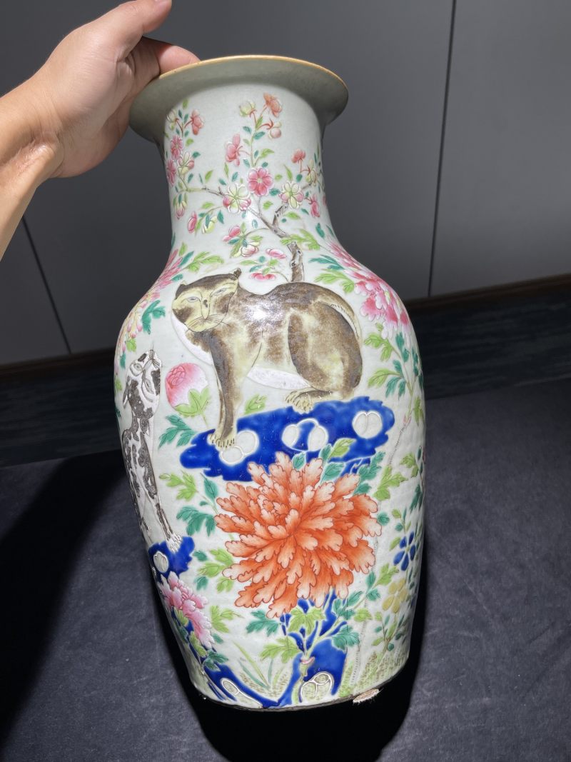 清乾隆 粉彩戏猫图罗汉瓶 - 图6
