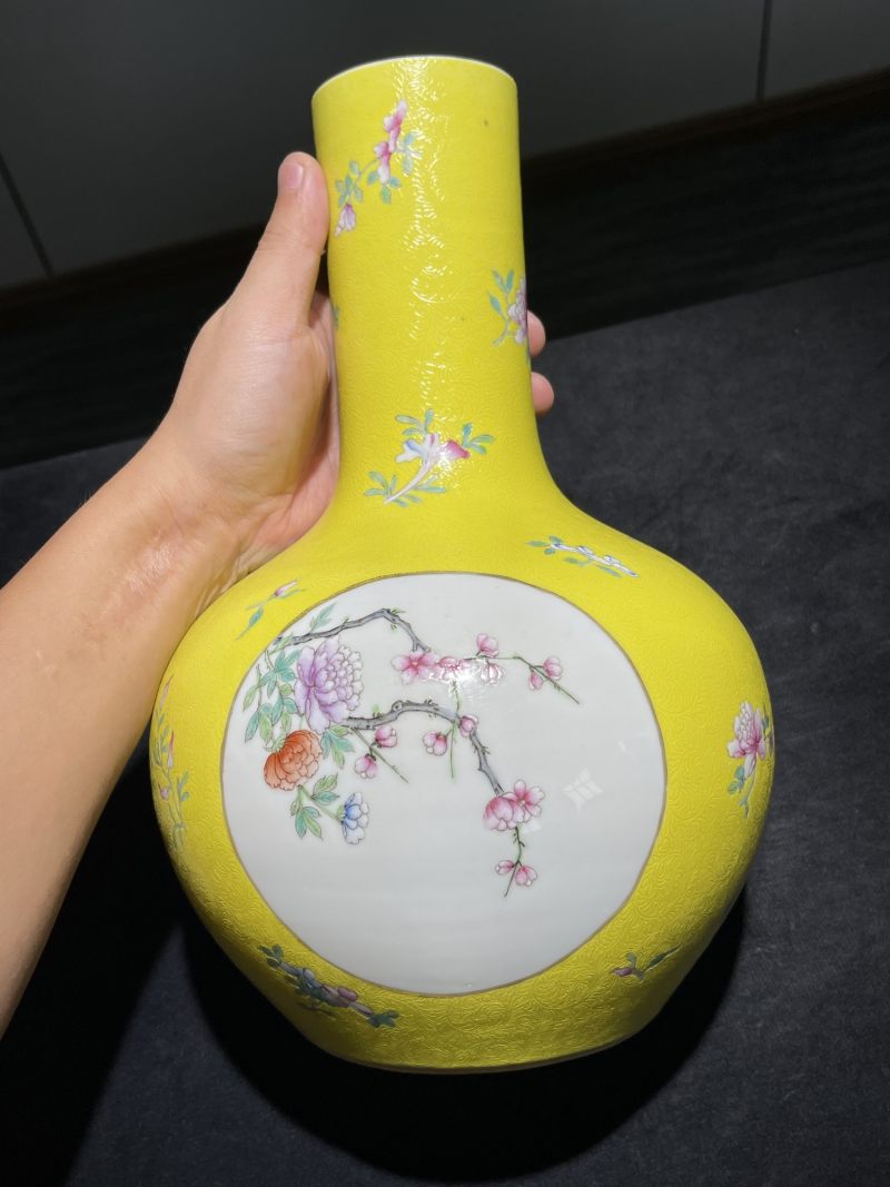 民国 黄地轧道粉彩开光花卉纹天球瓶一对 - 图4