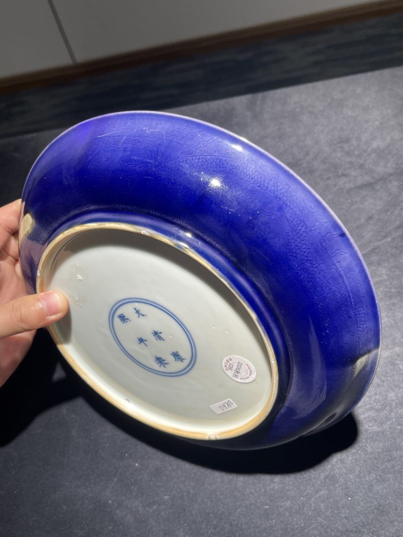 清康熙 茄皮紫釉暗刻龙纹盘 - 图4
