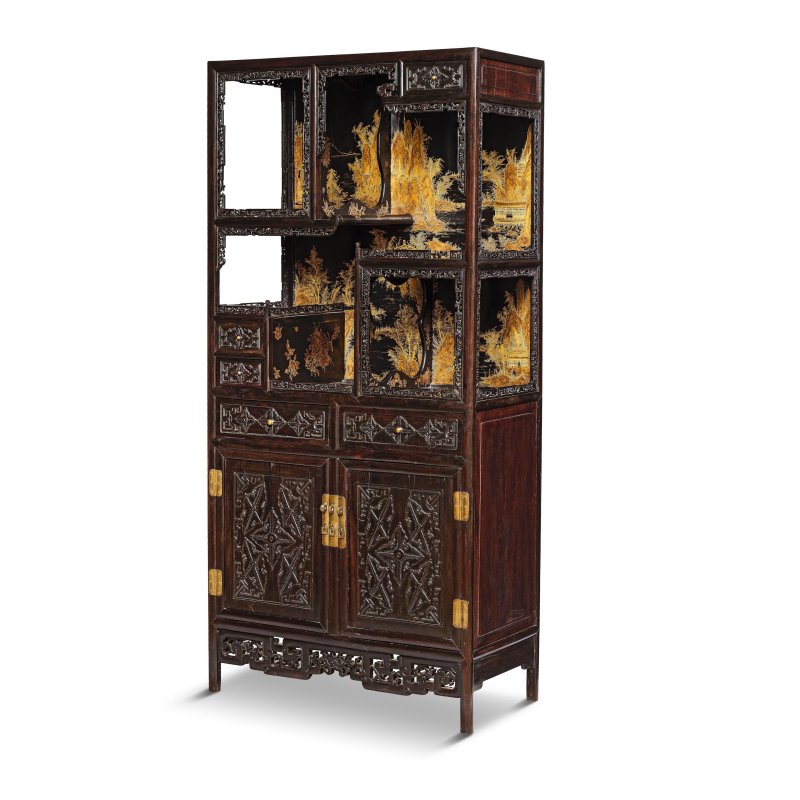清乾隆/嘉慶 紫檀拼硬木髹金漆山水圖亮格櫃一對 | A MAGNIFICENT AND RARE PAIR OF GILT-LACQUERED ZITAN AND HARDWOOD DISPLAY CABINETS, DUOBAO'GE - 图7