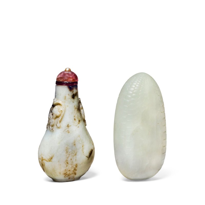 清 黑白玉雕鼻烟壺及玉雕玉米鼻烟壺 | A WHITE AND BLACK JADE SNUFF BOTTLE AND A JADE 'CORN COB' SNUFF BOTTLE - 图2