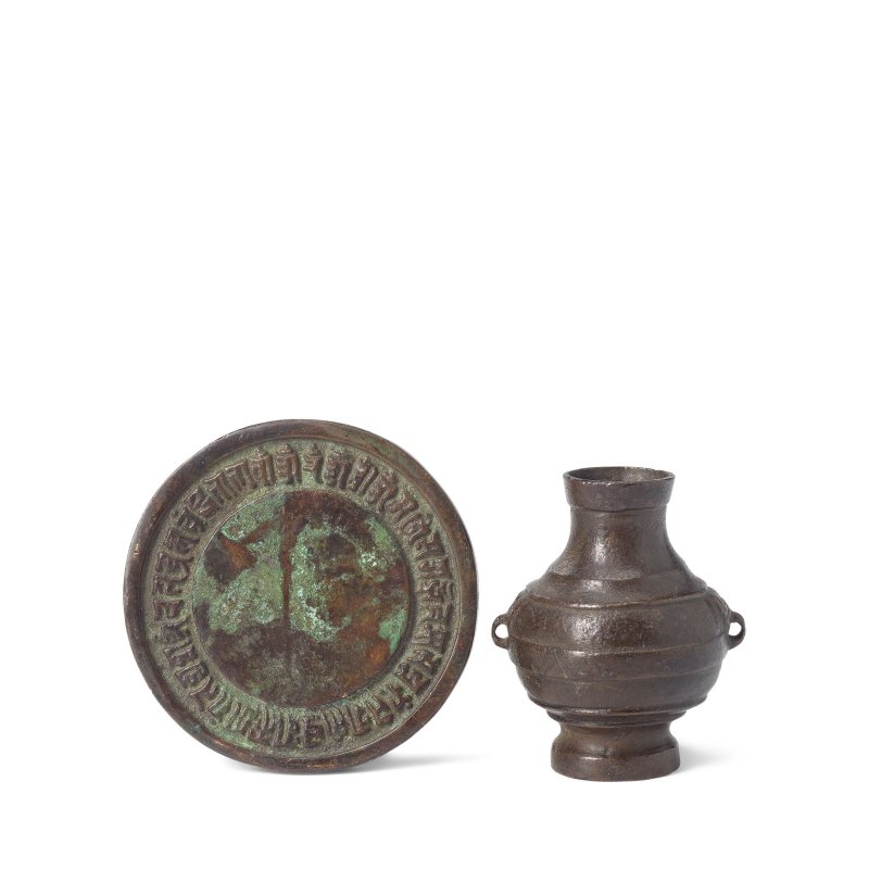 元至明 準提佛母銅鏡及銅壺 | A BRONZE 'CUNDI BODHISATTVA' MIRROR AND A MINIATURE BRONZE VASE, HU - 图2