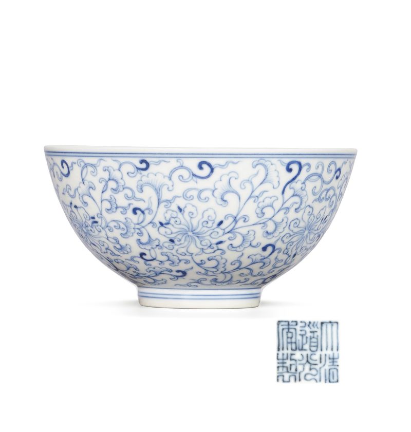 清道光 青花淡描缠枝莲纹碗