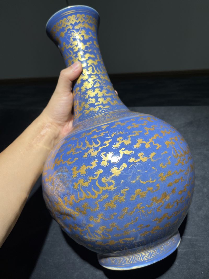 清光绪 祭蓝描金浮雕狮子绣球纹赏瓶 - 图5