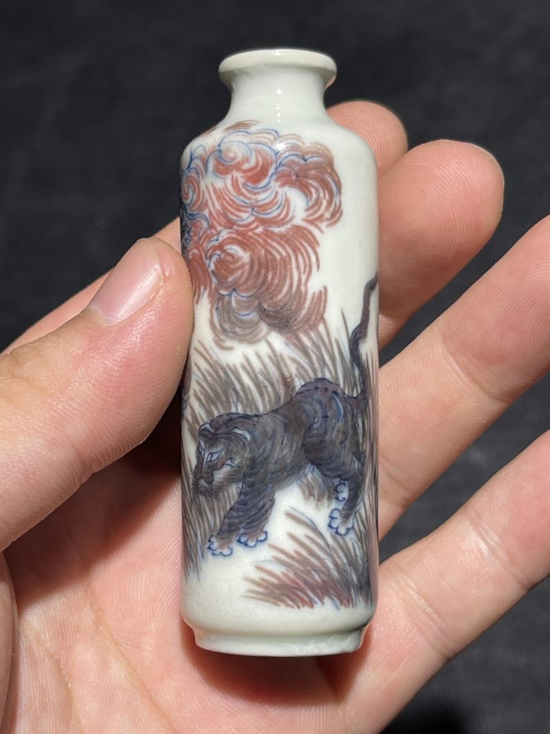 清乾隆 青花釉里红风云际会纹鼻烟壶 - 图3
