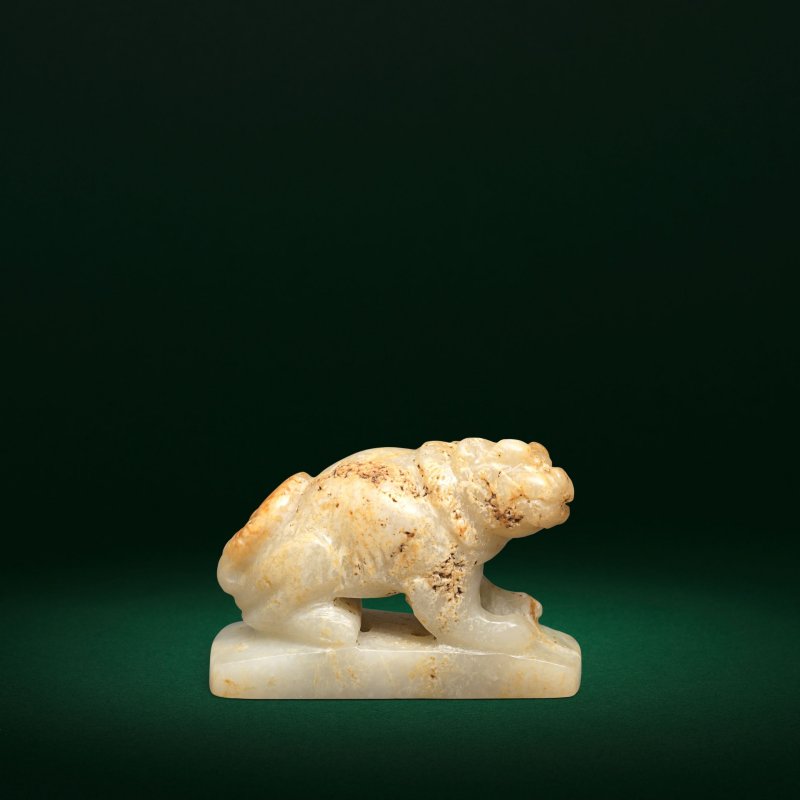 唐/遼 玉狻猊 | A RARE PALE GREEN AND RUSSET JADE CARVING OF A LION - 图2