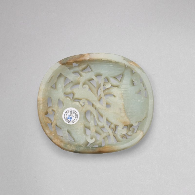 明 青玉鏤雕鵝穿蓮紋帶飾 | A PALE GREEN JADE RETICULATED 'GOOSE AND LOTUS' PLAQUE - 图2