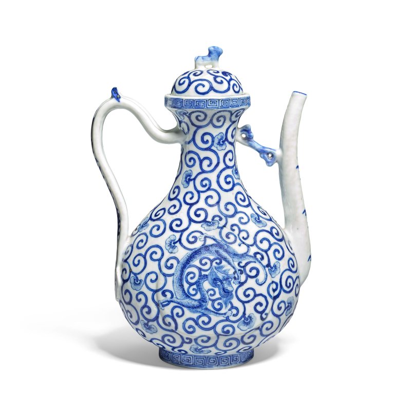 十九/二十世紀 青花花卉螭龍紋執壺 | A BLUE AND WHITE EWER AND COVER - 图2