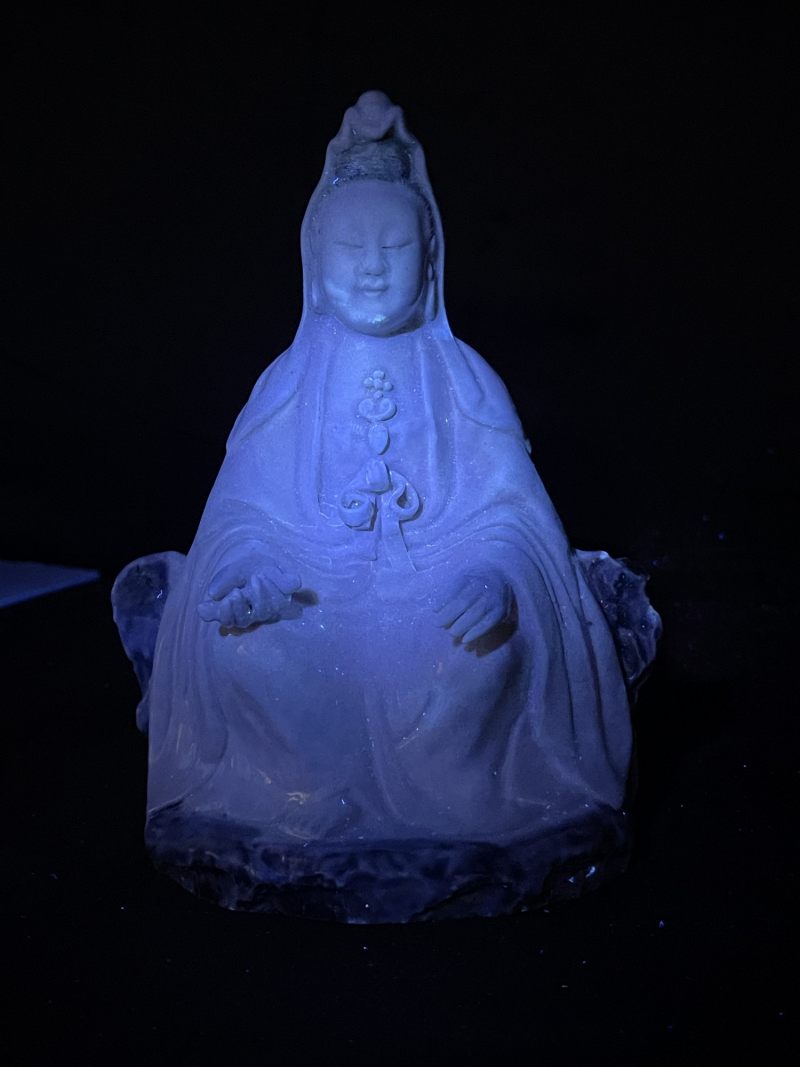 清乾隆 青花白釉观音坐像 - 图14