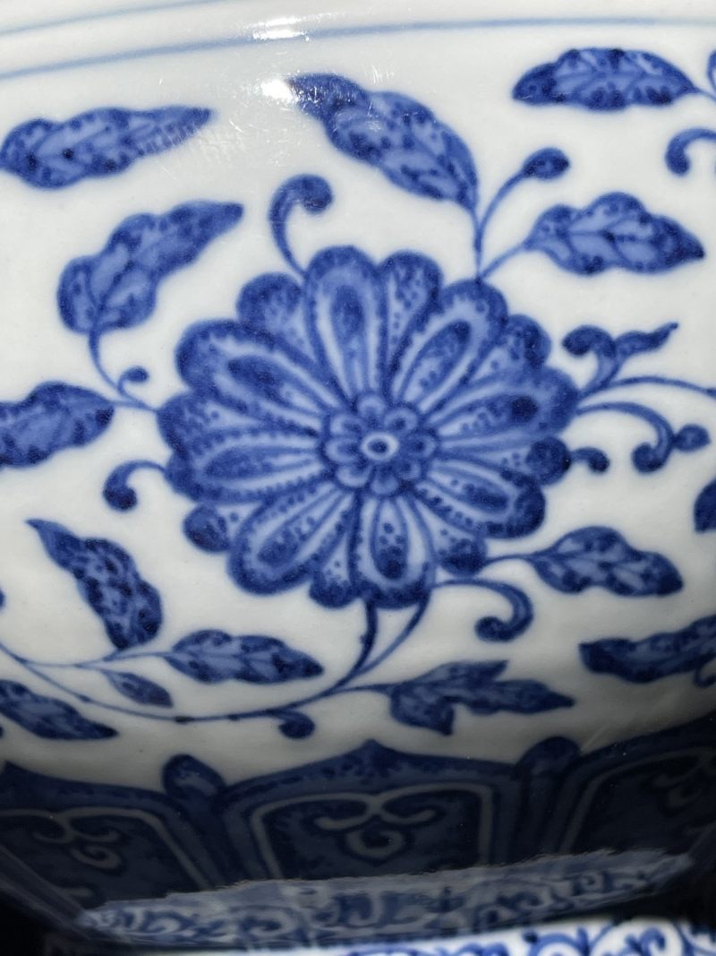 清道光 青花缠枝莲纹赏瓶 - 图6