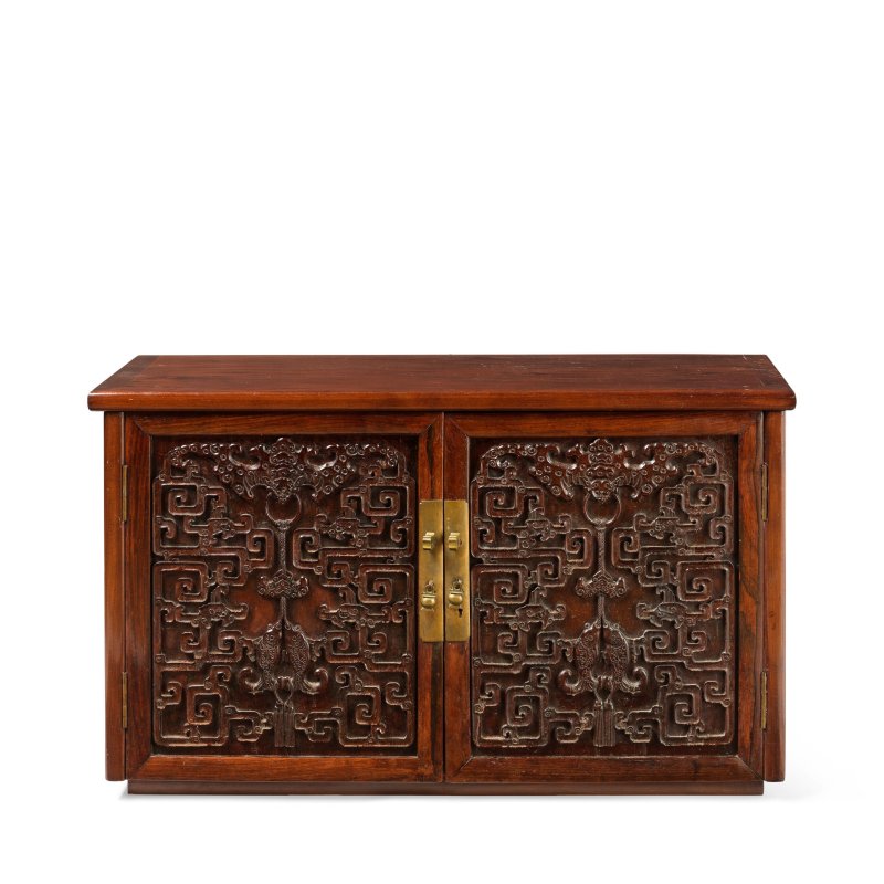 清中期 紅木花梨木雕福慶有餘紋底柜及顶柜 一组两件 | A HUALI AND HONGMU CABINET AND A HAT CHEST - 图10