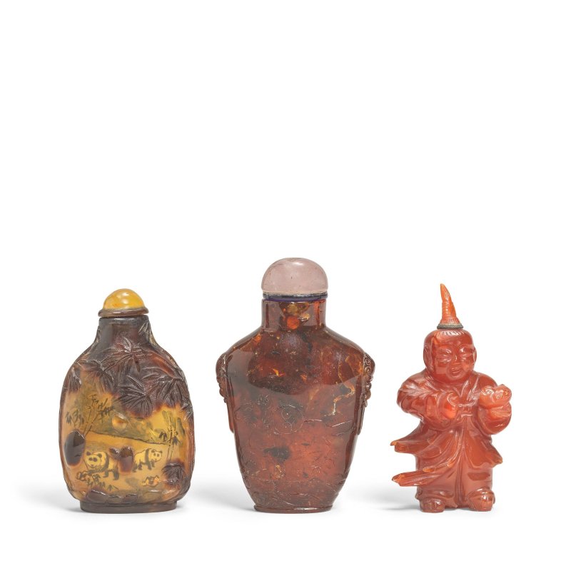 清晚期 琥珀鼻烟壺、瑪瑙童子鼻烟壺及玳瑁熊貓鼻烟壺 | AN AMBER SNUFF BOTTLE, A CARNELIAN 'BOY' SNUFF BOTTLE AND A 'PANDA' TORTOISESHELL SNUFF BOTTLE - 图1