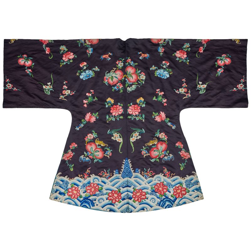 十九世紀 石青地緞綉花卉紋褂 | A MIDNIGHT BLUE GROUND SILK EMBROIDERED LADY'S ROBE, GUA - 图2