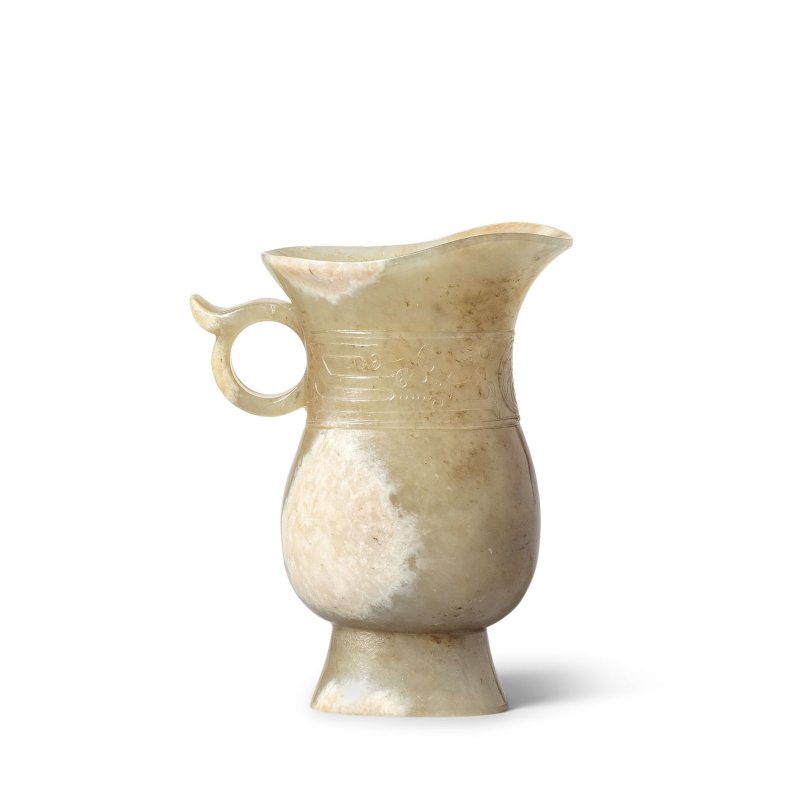 明 青白玉仿古夔龍紋鋬耳觯式杯 | AN ARCHAISTIC PALE GREEN JADE EWER - 图4
