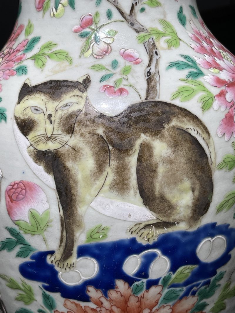 清乾隆 粉彩戏猫图罗汉瓶 - 图7
