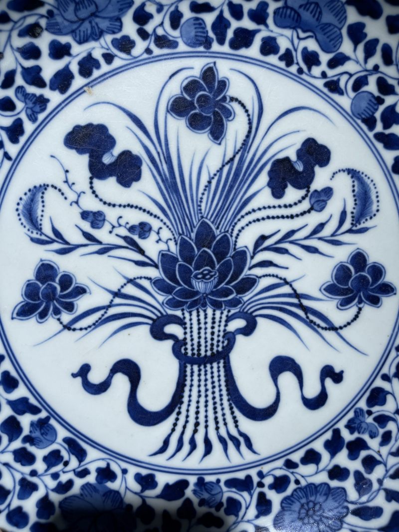 清雍正 青花一把莲纹大盘 - 图3