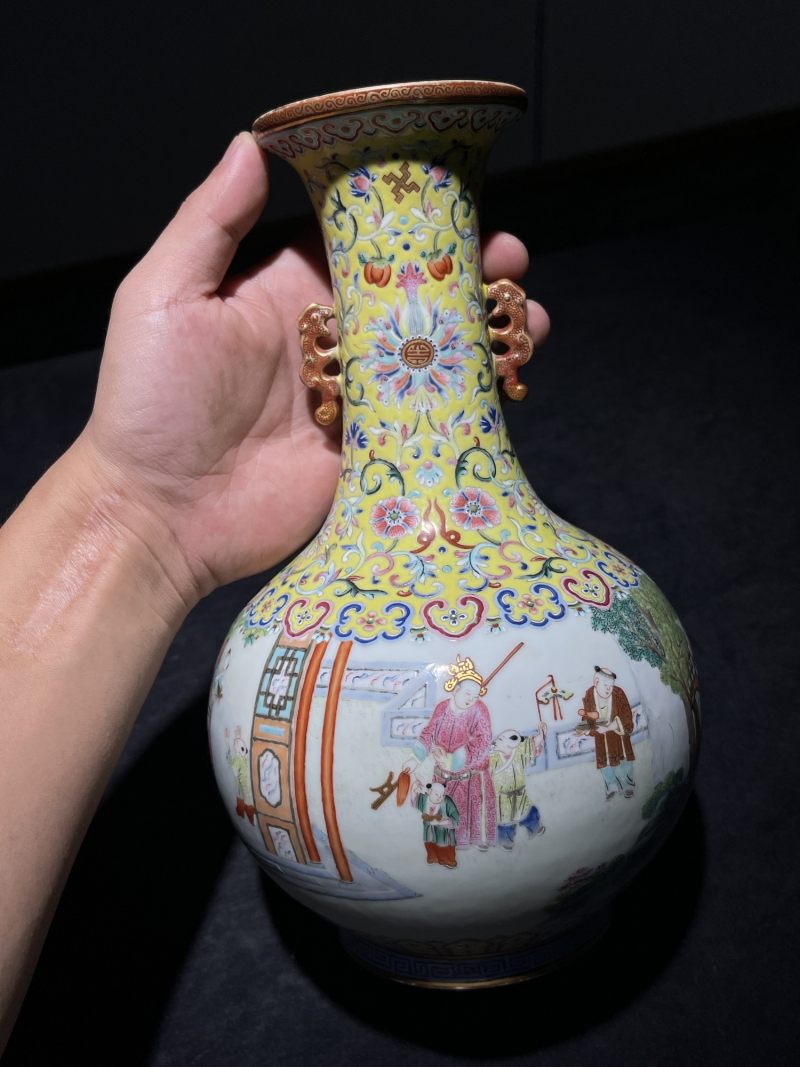 清嘉庆 洋彩婴戏纹双耳瓶 - 图2