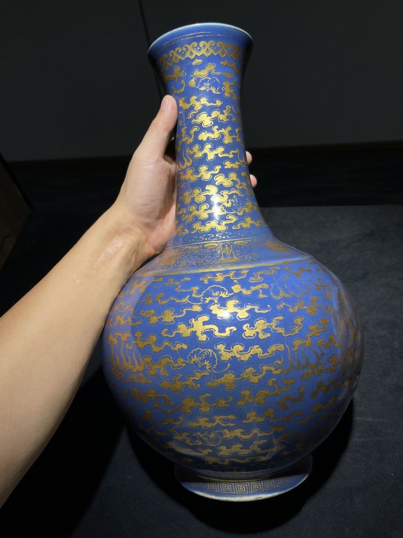 清光绪 祭蓝描金浮雕狮子绣球纹赏瓶 - 图6
