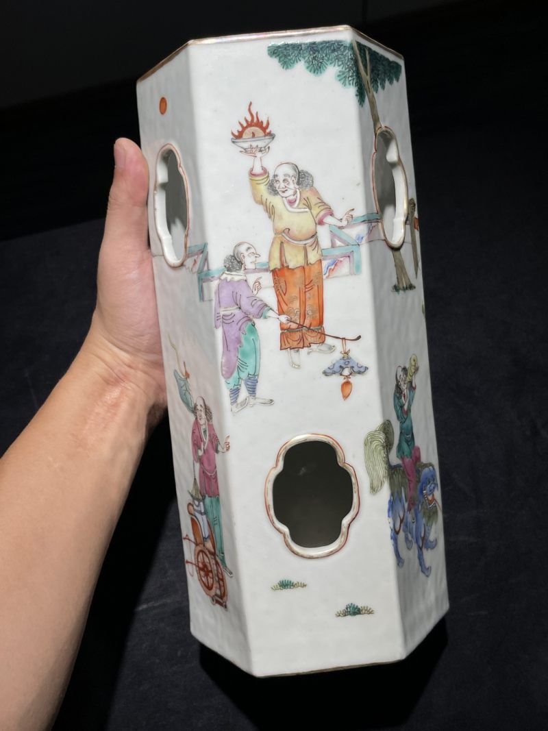 清光绪 粉彩八蛮进宝海棠镂空六方帽筒一对 - 图2