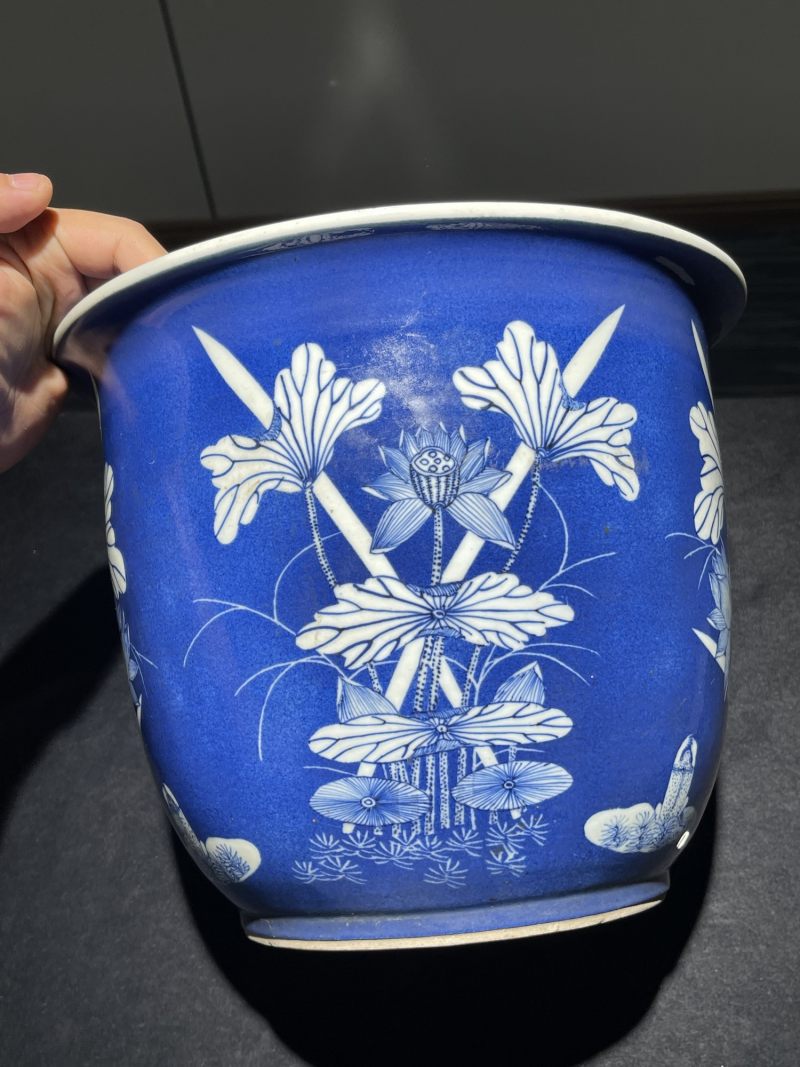 清晚期 洒蓝留白荷塘月色纹花盆 - 图2