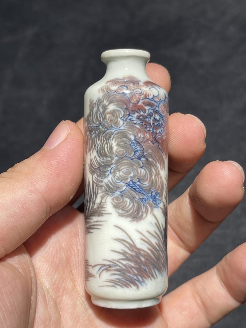 清乾隆 青花釉里红风云际会纹鼻烟壶 - 图4
