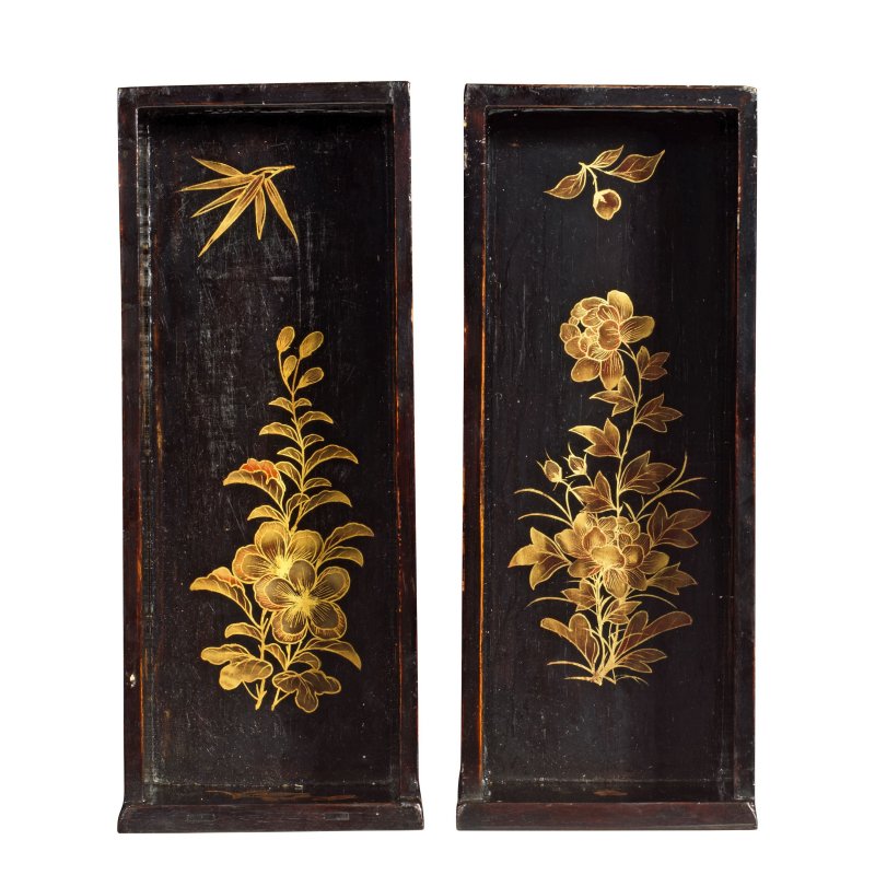 清乾隆/嘉慶 紫檀拼硬木髹金漆山水圖亮格櫃一對 | A MAGNIFICENT AND RARE PAIR OF GILT-LACQUERED ZITAN AND HARDWOOD DISPLAY CABINETS, DUOBAO'GE - 图8