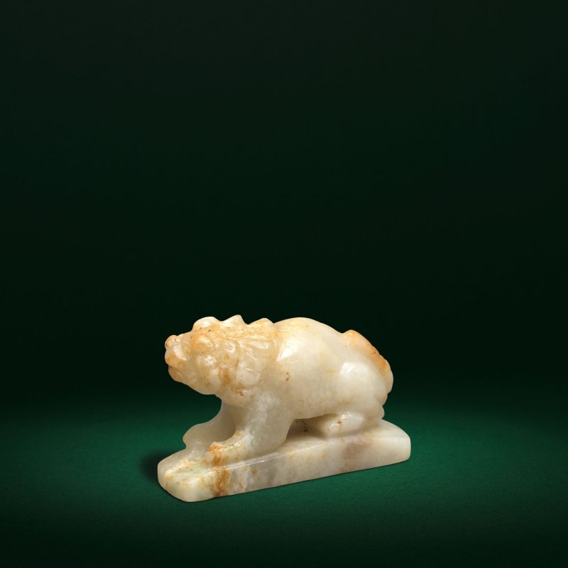 唐/遼 玉狻猊 | A RARE PALE GREEN AND RUSSET JADE CARVING OF A LION - 图3