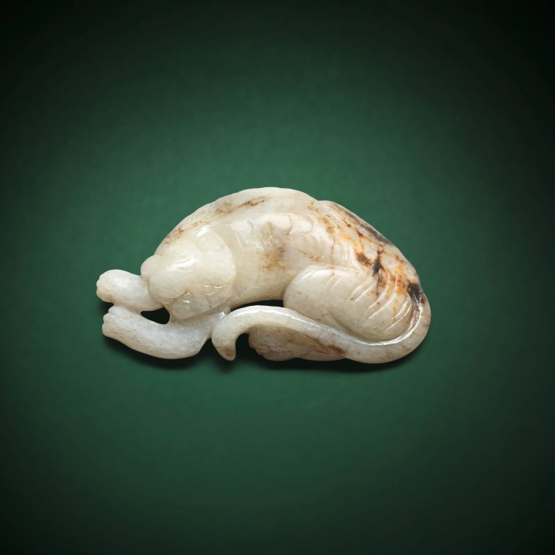 元/明 玉虎 | A RARE PALE GREEN AND RUSSET JADE 'TIGER' CARVING - 图1