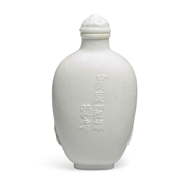 清道光 模製白釉鼻烟壺 | A WHITE-GLAZED MOULDED SNUFF BOTTLE - 图2