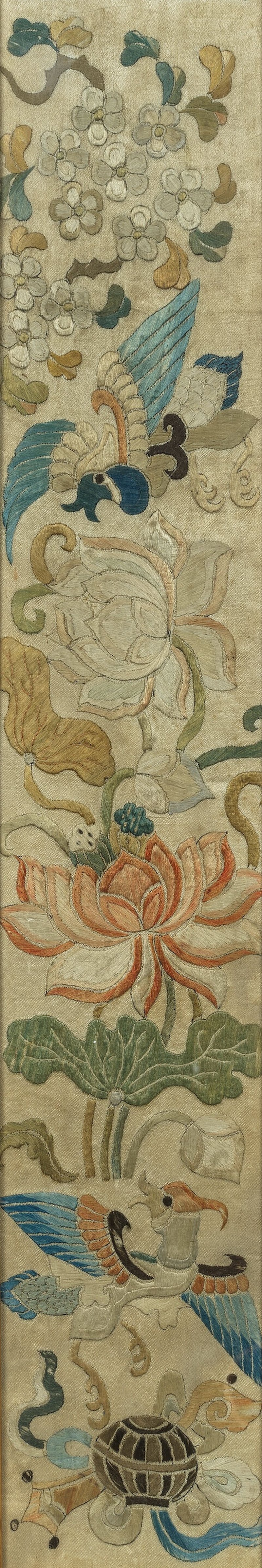 十九世紀 緞綉屏一組 | A GROUP OF EMBROIDERED PANELS AND SLEEVE BANDS - 图5