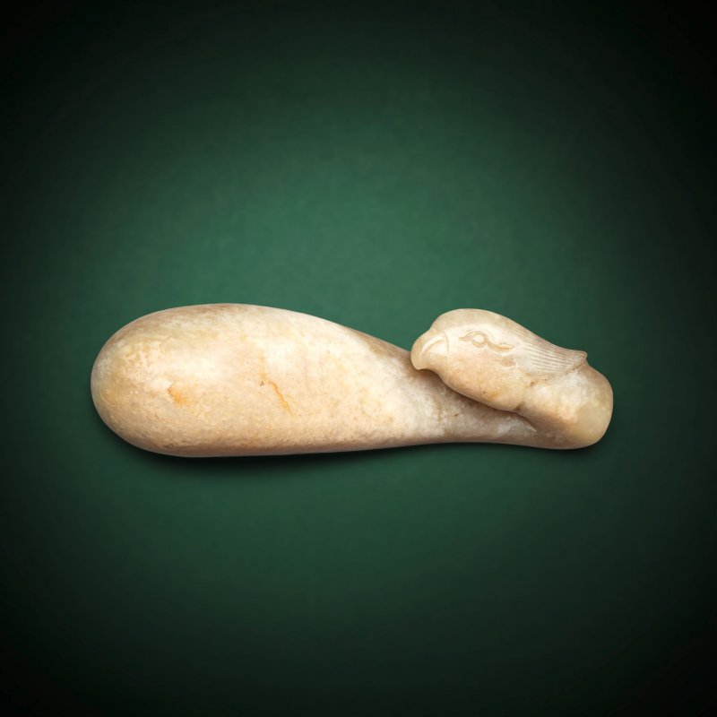 明 褐青玉雕鳳首帶鉤 | A PALE GREEN AND RUSSET JADE PHOENIX-HEAD BELT HOOK